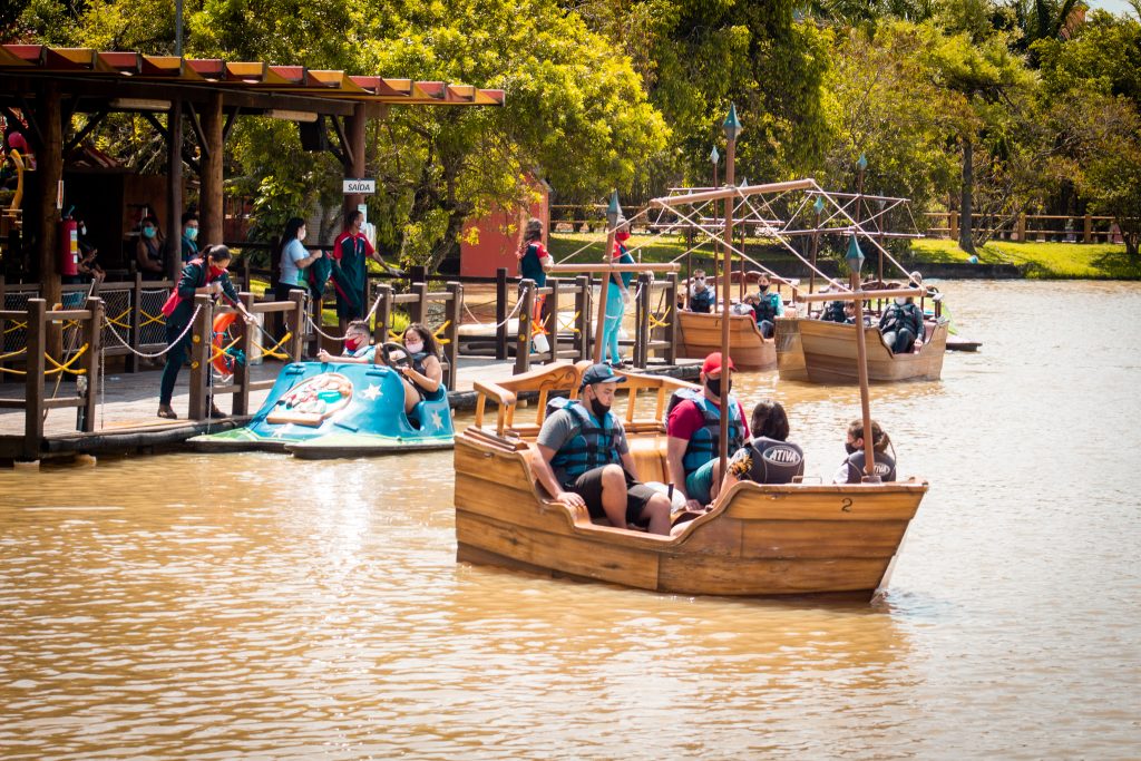 Diversão no Beto Carreiro World e Feira de arte e gastronomia no Depósito  Moringa