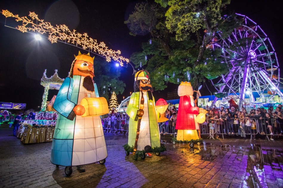 Papai Noel gigante é atração todas as noites em Balneário Camboriú