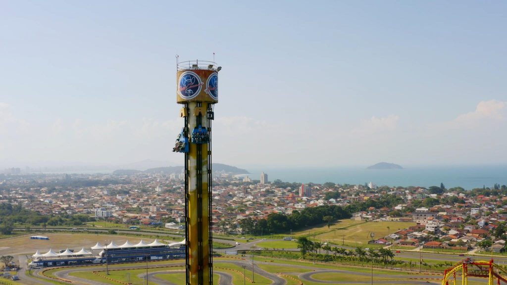 Apesar da fila imensa de mais de 1 hora, valeu cada segundo curtir a Big  Tower. Que experiência! - Foto de Beto Carrero World - passaporte de 1 dia,  Penha - Tripadvisor