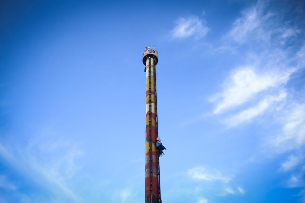 Idosa de 92 anos desce a Big Tower do Beto Carrero World