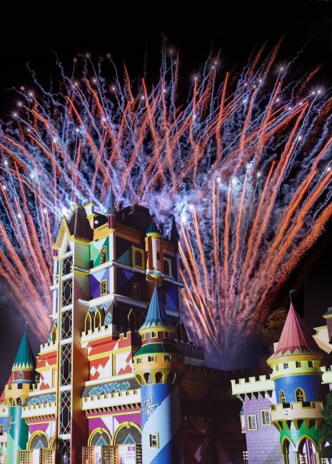 Parques temáticos à noite: por que a iluminação transforma a experiência dos brinquedos?